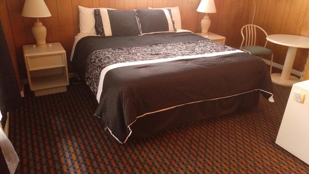 Frontiersman Motel Latchford Extérieur photo